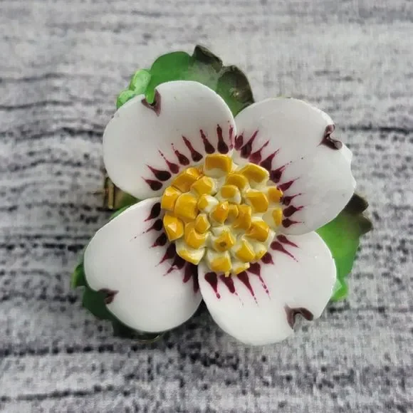 Vintage Cara China Staffordshire White and Purple Flower Brooch Made In England - Picture 1 of 5